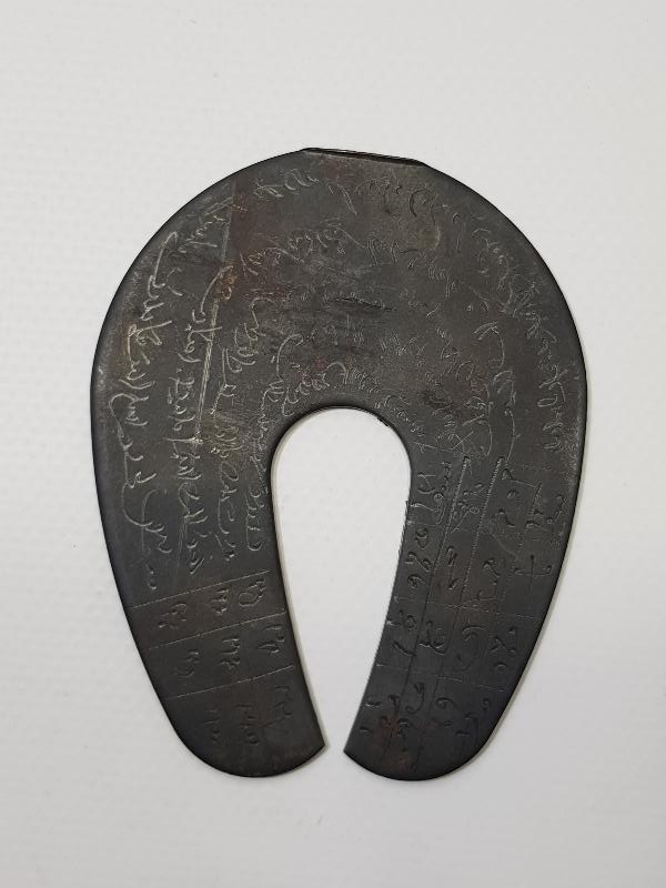 ÜZERİ YAZILI NAL FORMLU ŞANS TILSIMI