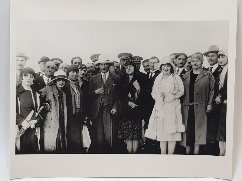 ATATÜRK, LATİFE HANIM VE DEVLET ERKANI EŞLERİYLE ORJİNAL FOTOĞRAF