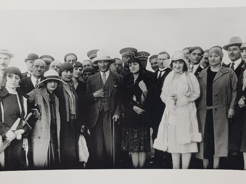 ATATÜRK, LATİFE HANIM VE DEVLET ERKANI EŞLERİYLE ORJİNAL FOTOĞRAF