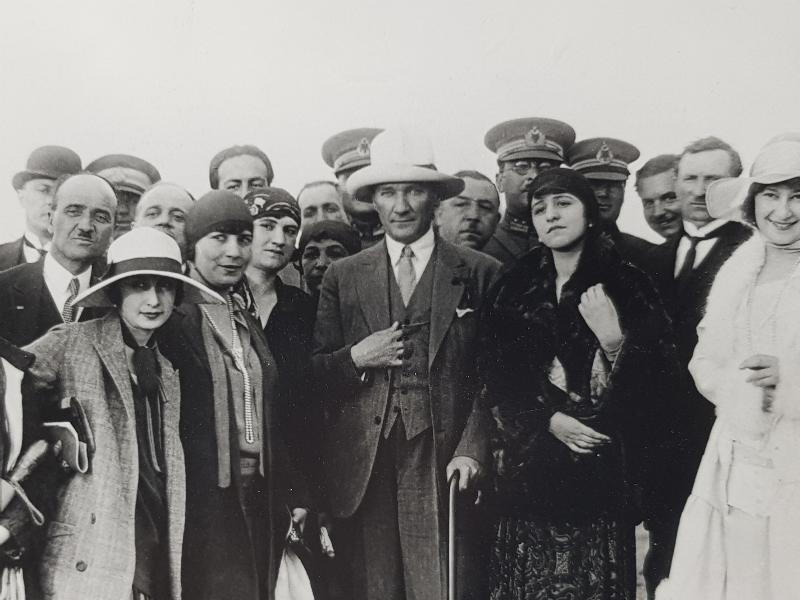 ATATÜRK, LATİFE HANIM VE DEVLET ERKANI EŞLERİYLE ORJİNAL FOTOĞRAF