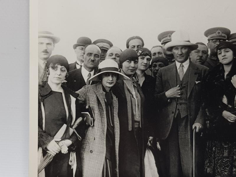 ATATÜRK, LATİFE HANIM VE DEVLET ERKANI EŞLERİYLE ORJİNAL FOTOĞRAF