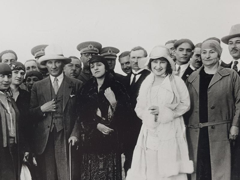 ATATÜRK, LATİFE HANIM VE DEVLET ERKANI EŞLERİYLE ORJİNAL FOTOĞRAF