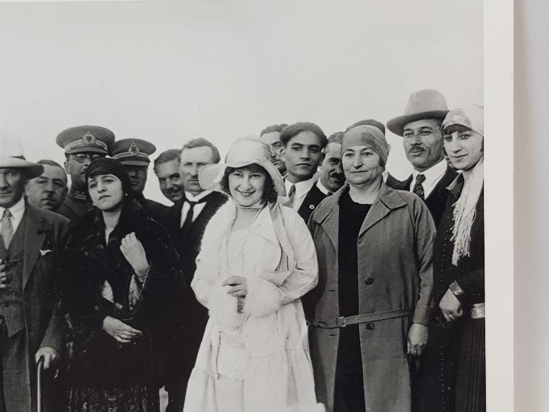 ATATÜRK, LATİFE HANIM VE DEVLET ERKANI EŞLERİYLE ORJİNAL FOTOĞRAF