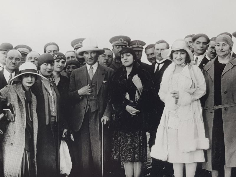 ATATÜRK, LATİFE HANIM VE DEVLET ERKANI EŞLERİYLE ORJİNAL FOTOĞRAF