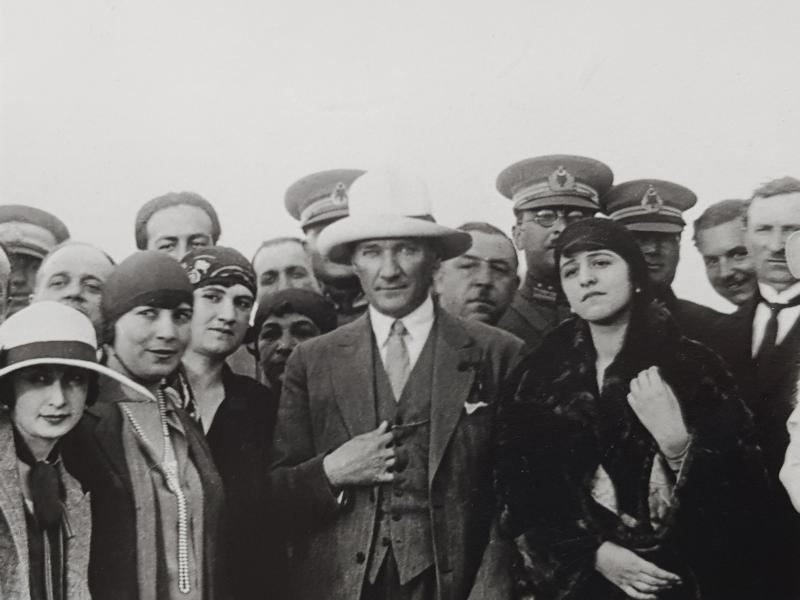 ATATÜRK, LATİFE HANIM VE DEVLET ERKANI EŞLERİYLE ORJİNAL FOTOĞRAF