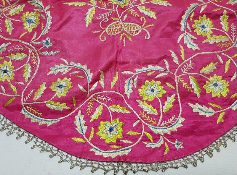 OSMANLI DÖNEMİ ÇİÇEK İŞLEMELİ MAŞALLAH YAZILI İPEK ÖRTÜ