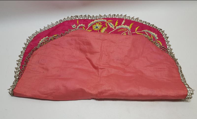 OSMANLI DÖNEMİ ÇİÇEK İŞLEMELİ MAŞALLAH YAZILI İPEK ÖRTÜ