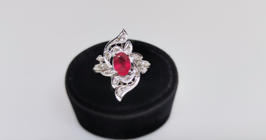 YAKUT VE PILANTA TAŞLI AVRUPA SARMAL MODELİ YÜZÜK