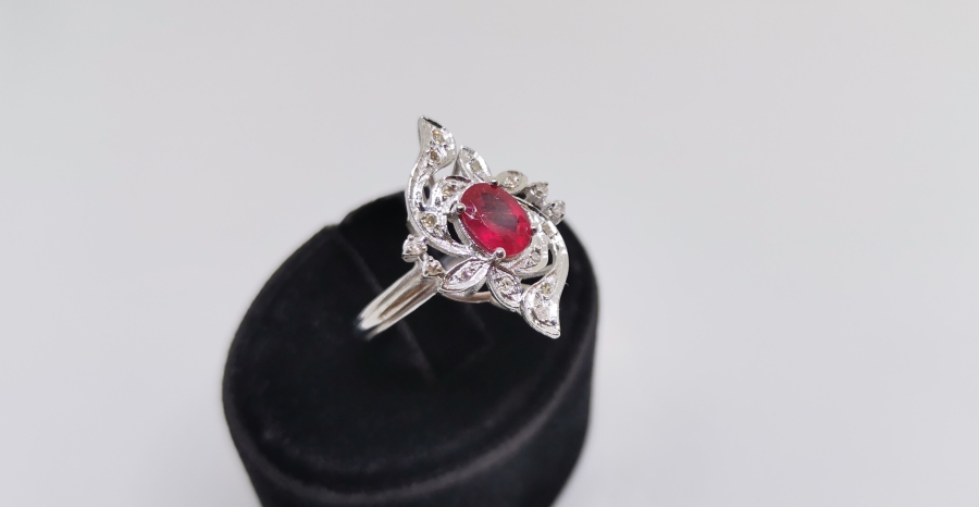 YAKUT VE PILANTA TAŞLI AVRUPA SARMAL MODELİ YÜZÜK