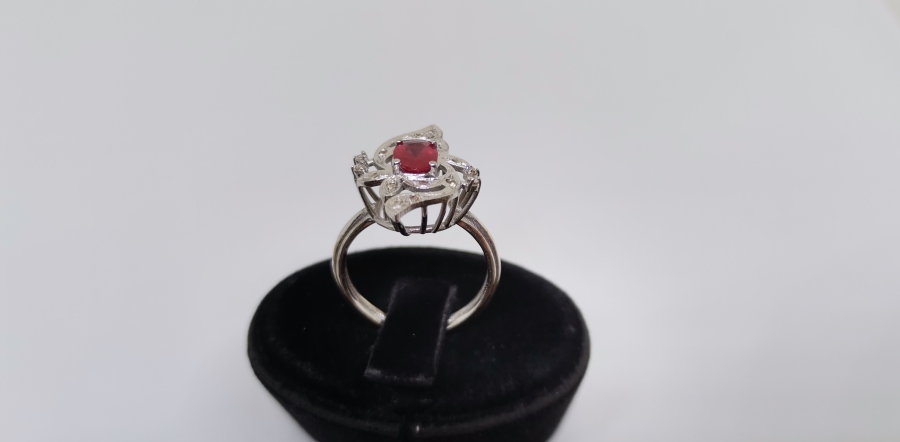 YAKUT VE PILANTA TAŞLI AVRUPA SARMAL MODELİ YÜZÜK