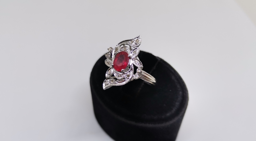 YAKUT VE PILANTA TAŞLI AVRUPA SARMAL MODELİ YÜZÜK