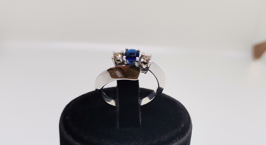 SAFİR VE PIRLANTA TAŞLI YILAN BAŞI MODELİ YÜZÜK