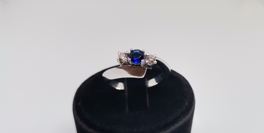 SAFİR VE PIRLANTA TAŞLI YILAN BAŞI MODELİ YÜZÜK