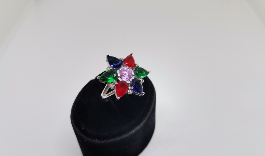 PIRLANTA VE RENKLİ TAŞLARDAN OLUŞAN YILDIZ FORMLU YÜZÜK