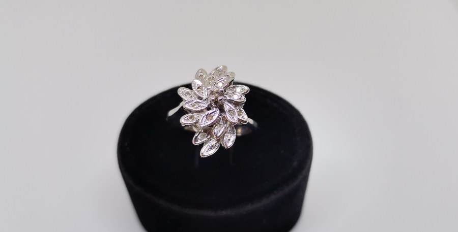 PIRLANTA TAŞLI SARMAŞIK MODEL YÜZÜK