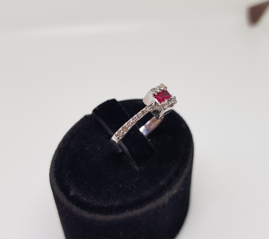 PIRLANTA VE YAKUT TAŞLI MİNİ BAGET MODEL YÜZÜK