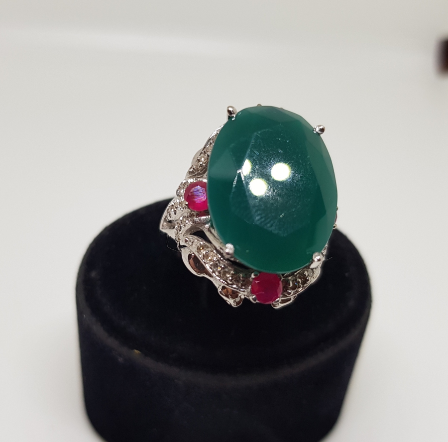 ELİPS MODEL ZÜMRÜT VE PIRLANTA TAŞLI BÜYÜK BOY YÜZÜK