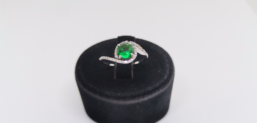 ZÜMRÜT VE PIRLANTA TAŞLI BAGET YÜZÜK