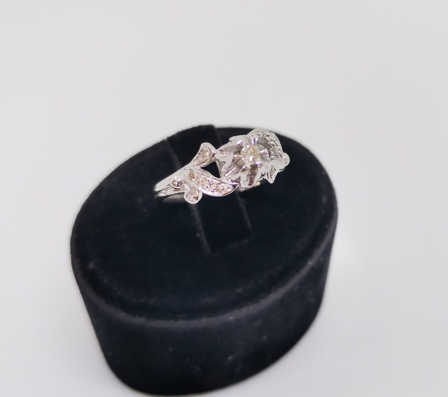 GÜL SARMAŞIĞI MODELİ PIRLANTA TAŞLI YÜZÜK