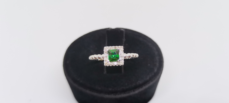 ZÜMRÜT VE PIRLANTA TAŞLI BAGET MODEL YÜZÜK