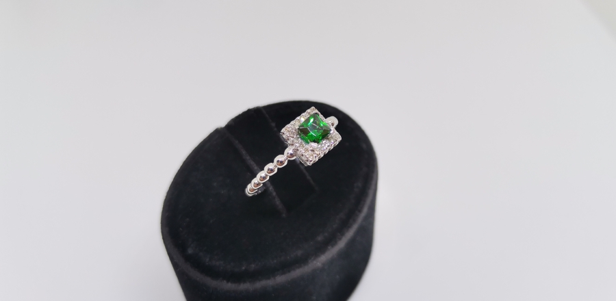 ZÜMRÜT VE PIRLANTA TAŞLI BAGET MODEL YÜZÜK