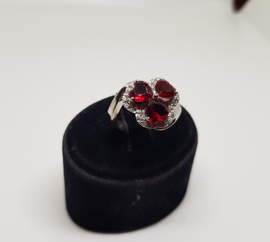 ÜÇ KALPLİ MODEL PIRLANTA VE YAKUT TAŞLI YÜZÜK