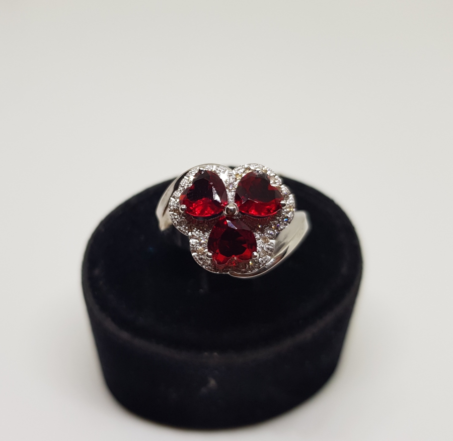 ÜÇ KALPLİ MODEL PIRLANTA VE YAKUT TAŞLI YÜZÜK