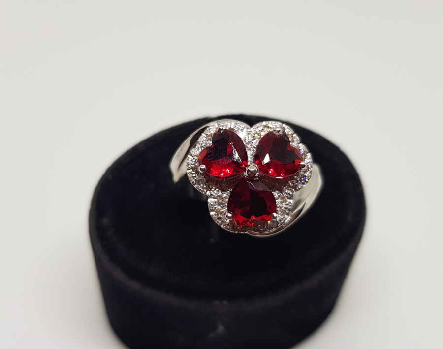 ÜÇ KALPLİ MODEL PIRLANTA VE YAKUT TAŞLI YÜZÜK