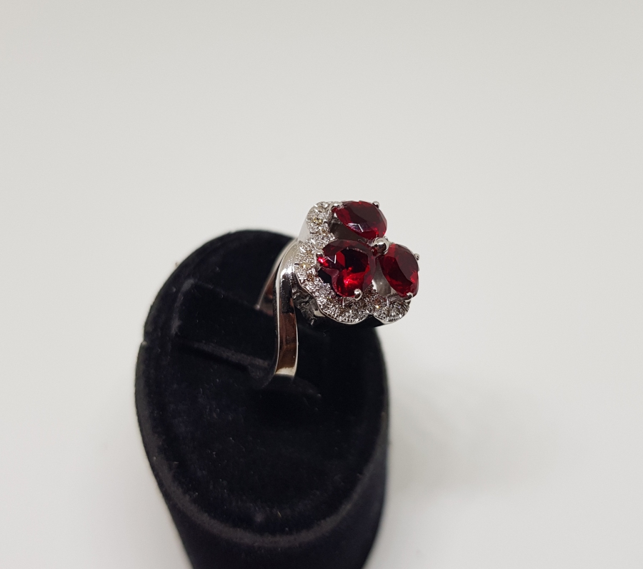 ÜÇ KALPLİ MODEL PIRLANTA VE YAKUT TAŞLI YÜZÜK