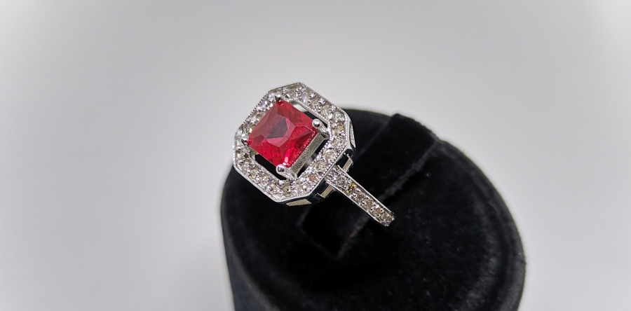 YAKUT VE PILANTA TAŞLI TAM BAGET MODELİ YÜZÜK