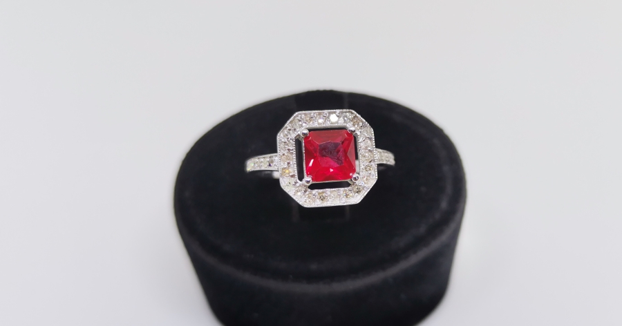 YAKUT VE PILANTA TAŞLI TAM BAGET MODELİ YÜZÜK