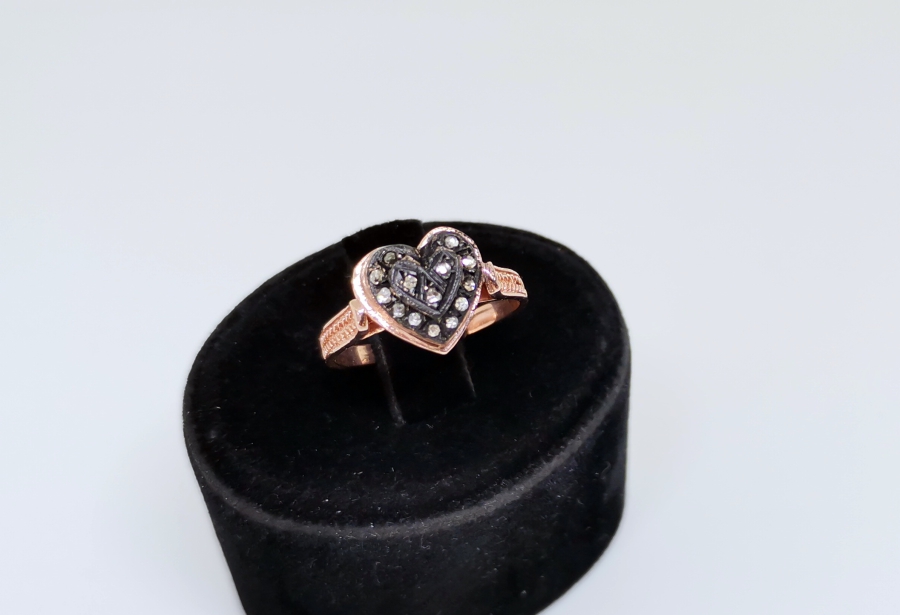 KALP FORMUNDA YAPILMIŞ ELMAS TAŞLI YÜZÜK