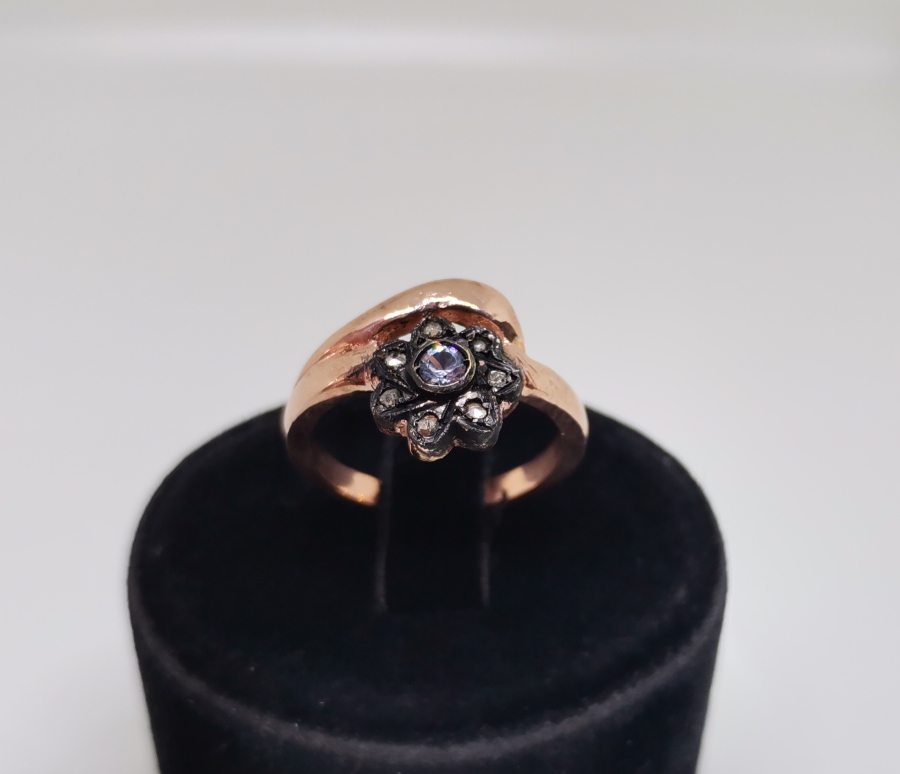 KAPALI GÜL MODELİ ELMAS TAŞLI YÜZÜK