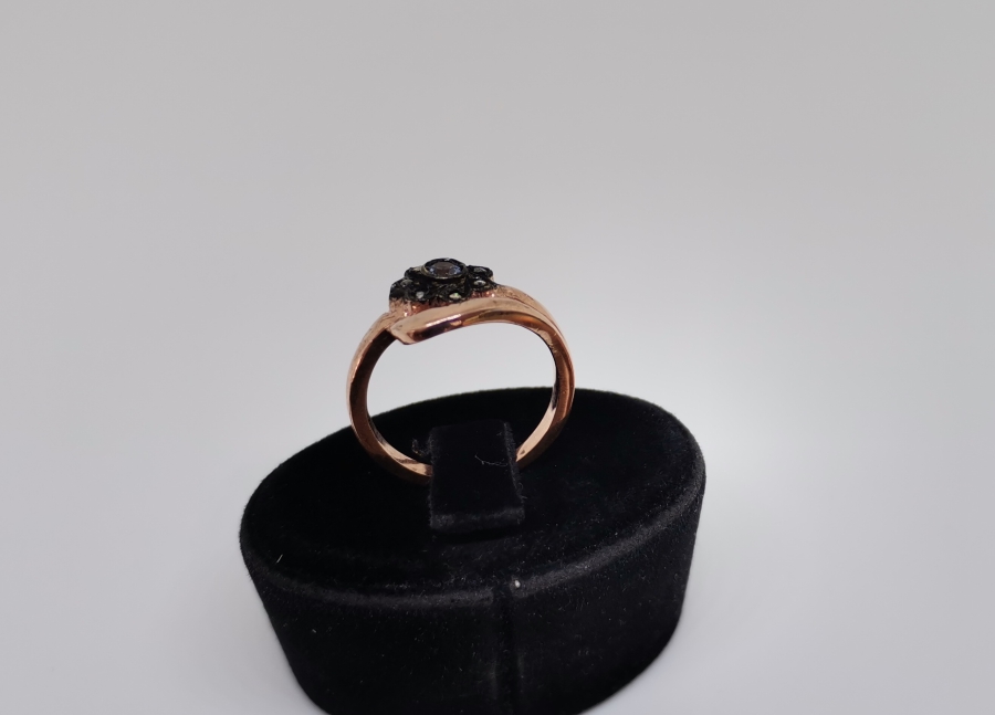 KAPALI GÜL MODELİ ELMAS TAŞLI YÜZÜK