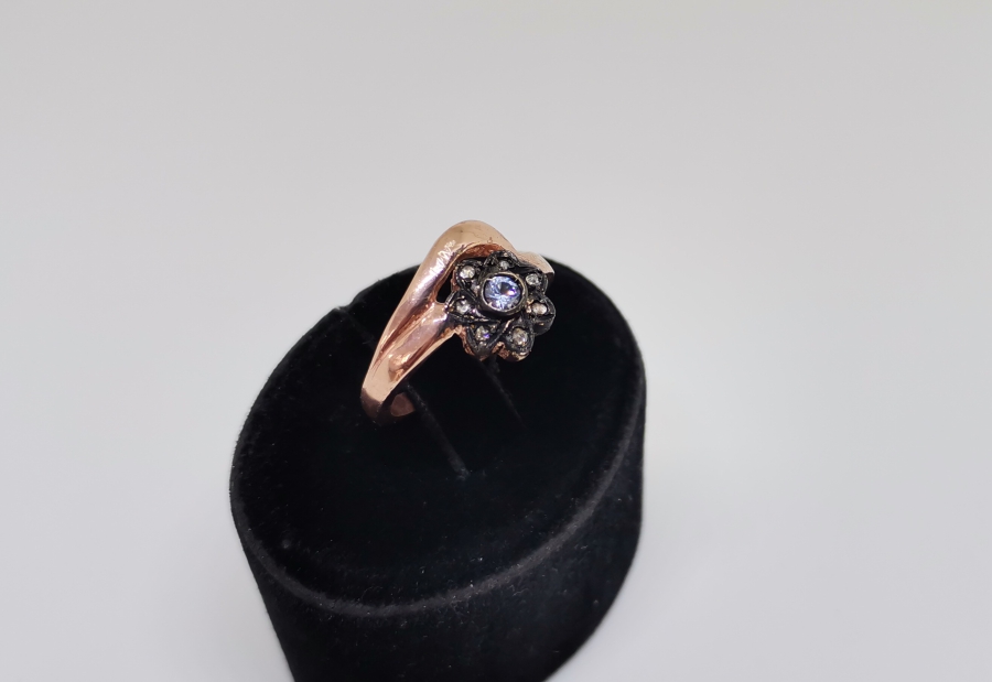 KAPALI GÜL MODELİ ELMAS TAŞLI YÜZÜK