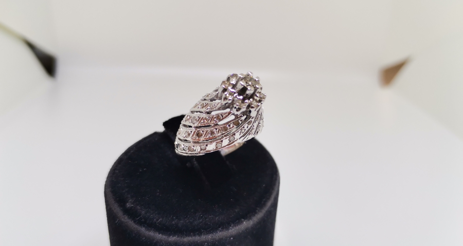 SONSUZLUK MODELİ BÜYÜK BOY PIRLANTA TAŞLI YÜZÜK