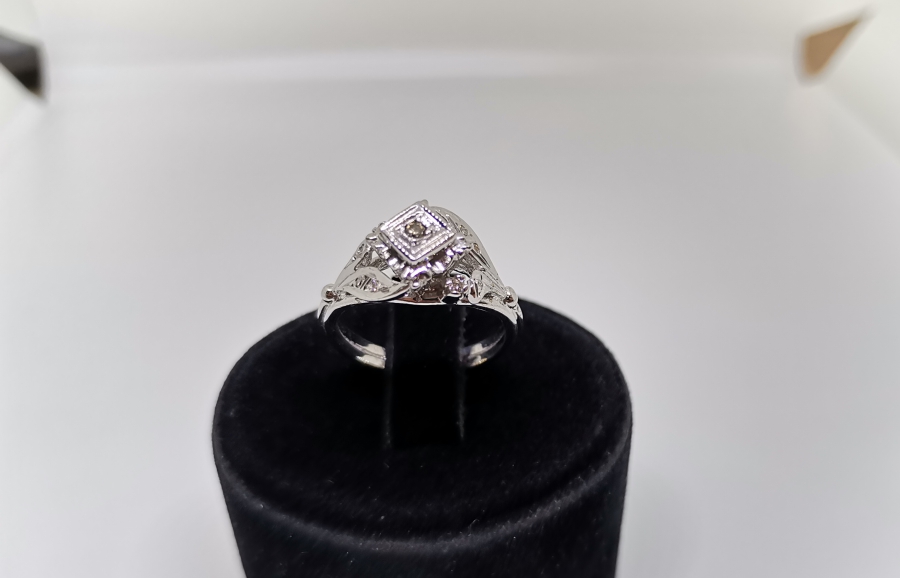 KARELİ YAPRAK MODEL PIRLANTA YÜZÜK