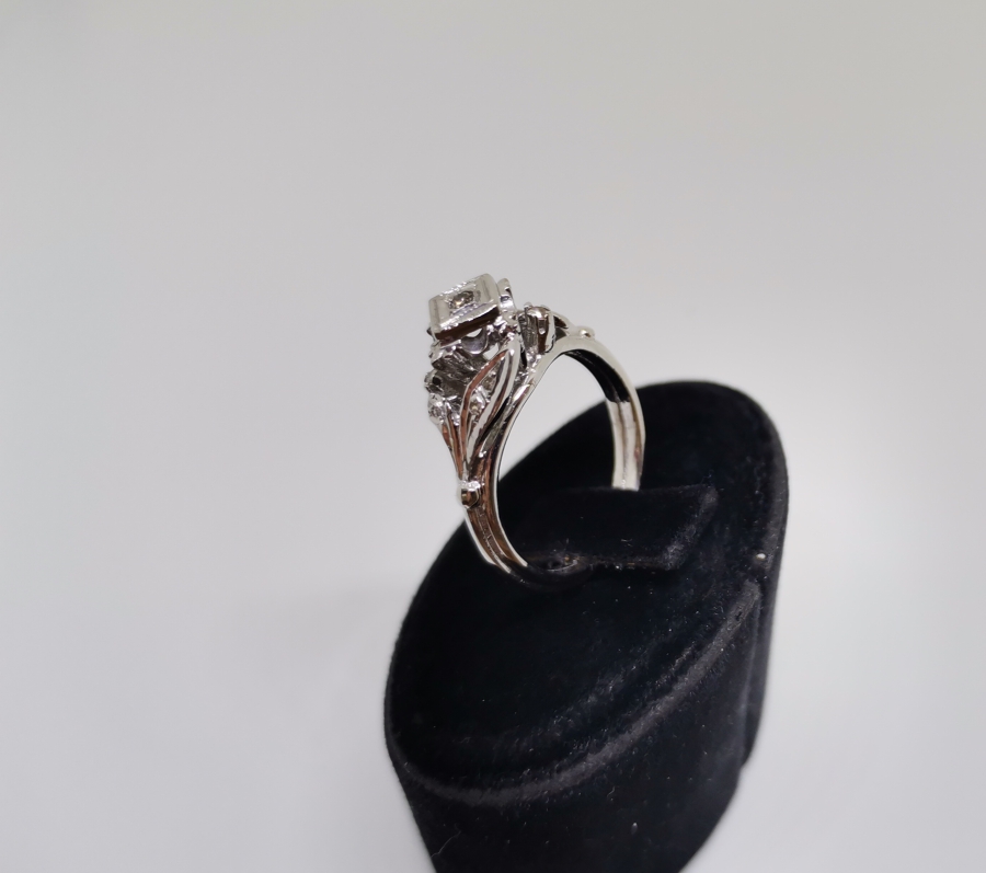 KARELİ YAPRAK MODEL PIRLANTA YÜZÜK