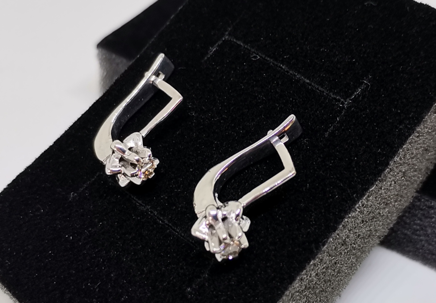 TEKTAŞ MODEL PIRLANTA KÜPE