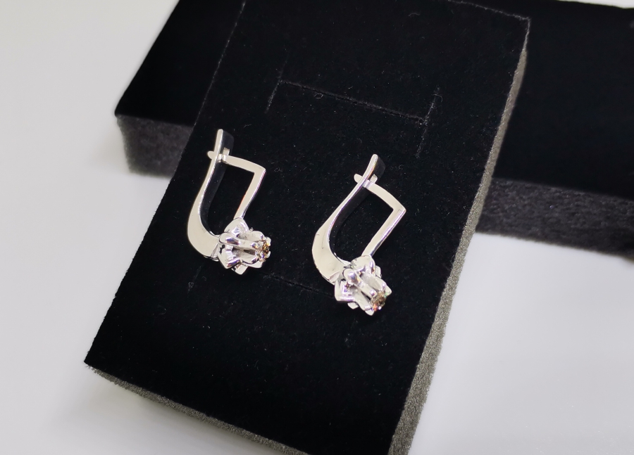 TEKTAŞ MODEL PIRLANTA KÜPE