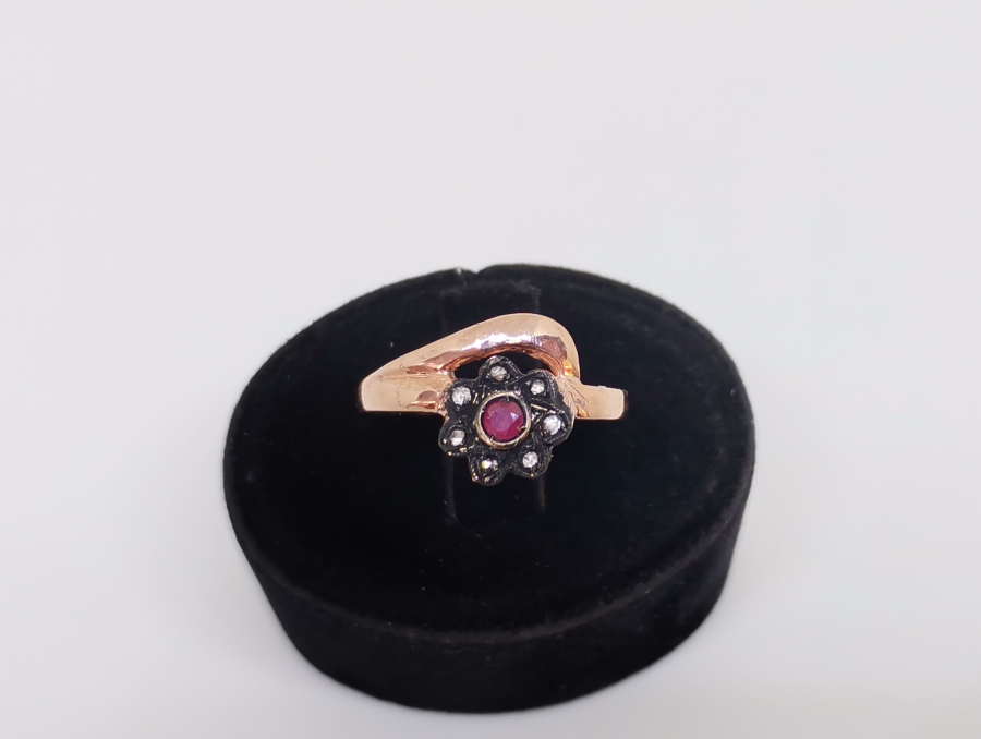 KAPALI GÜL MODELİ ELMAS VE YAKUT TAŞLI YÜZÜK