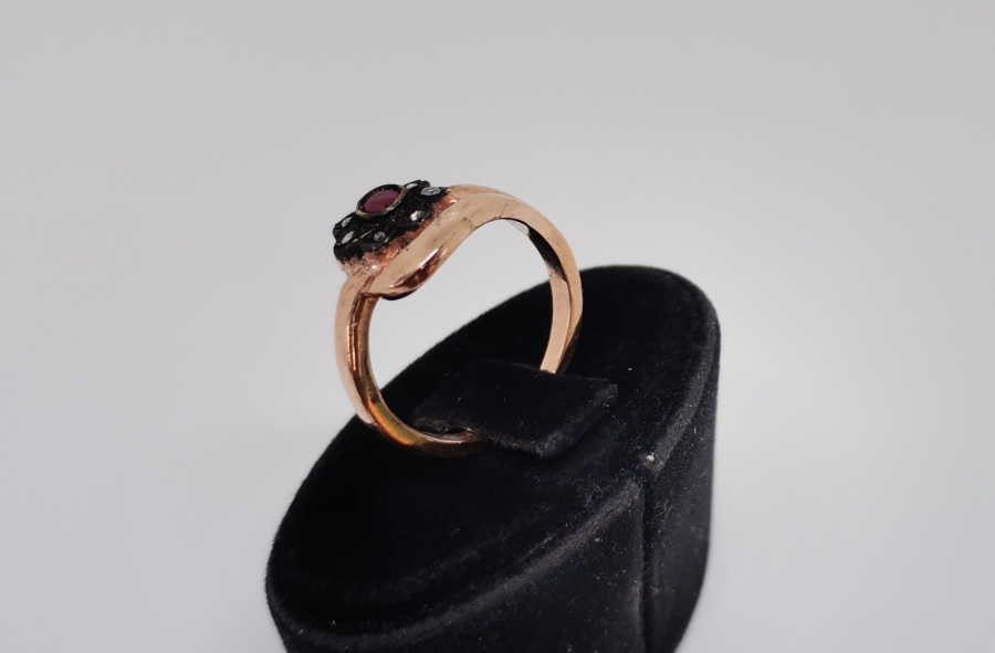 KAPALI GÜL MODELİ ELMAS VE YAKUT TAŞLI YÜZÜK