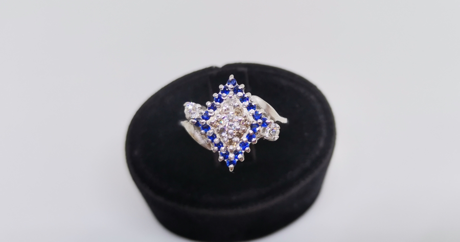 SAFİR VE PILANTA TAŞLI DİK KARE MODELİ YÜZÜK