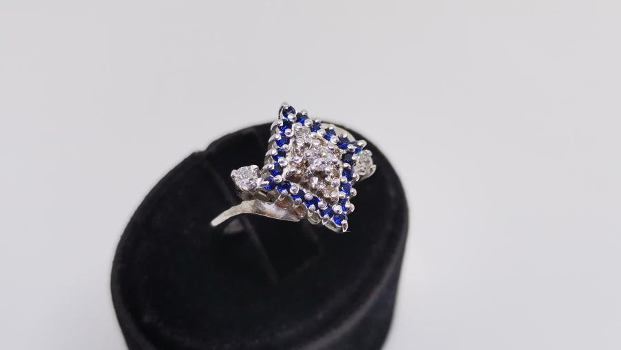 SAFİR VE PILANTA TAŞLI DİK KARE MODELİ YÜZÜK