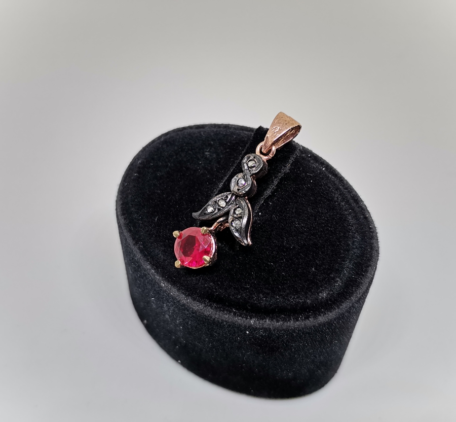 GARNET VE ELMAS TAŞLARLA SÜSLÜ KOLYE UCU