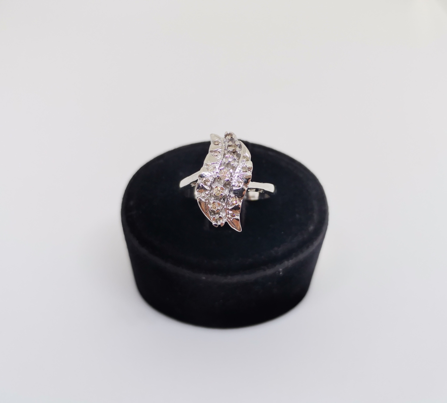 DALGALI MEKİK MODELİ PIRLANTA TAŞLI YÜZÜK