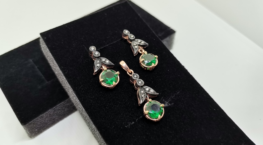 ZÜMRÜT VE ELMAS TAŞLI OVAL MODEL KOLYE KÜPE TAKIMI