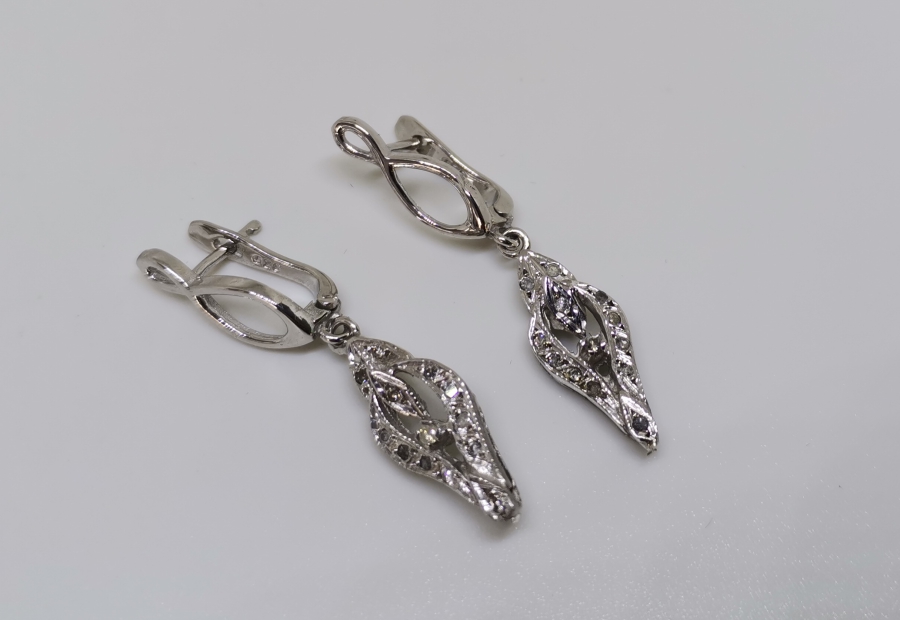 ÜST KISMI SONSUZLUK MODELLİ MEKİK FORMLU PIRLANTA KÜPE