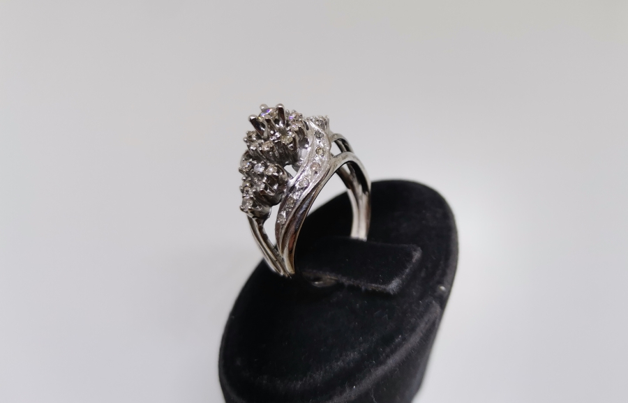 PIRLANTA TAŞLI YAN MEKİK MODELİ YÜZÜK