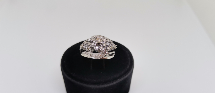 PIRLANTA TAŞLI YAN MEKİK MODELİ YÜZÜK